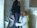 Madura follada en los lavabos mientras su marido graba