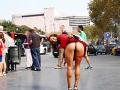 Se excita desnudandose en la calle