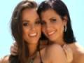 Rebeca Linares y Tori Black en la playa