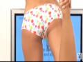 Chica playboy probando la Wii Fit