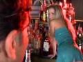 La chica de la barra consuela al cliente borracho follndoselo en el bar