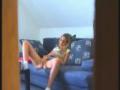 Mi hermana se masturba en el sofa
