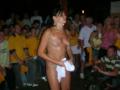 Se desnuda y la chupa en la disco...amateur