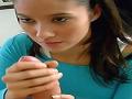 Madura latina comiendo pollon