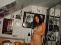 Jovencita gotica en su dormitorio
