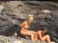 Espiando jovencitas desnudas en la playa nudista con una camara oculta