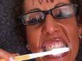 Madura se cepilla los dientes con lefa pura