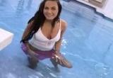 Puta en la piscina masturbándose